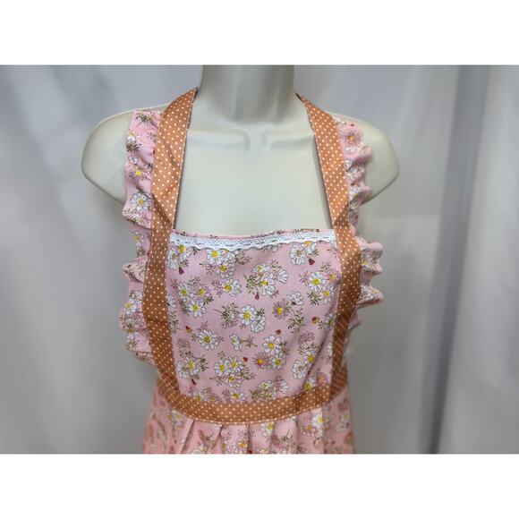 GWP - Vintage-Inspired Pink Daisy Print Apron with Polka Dot Accents - Picture 7 of 12